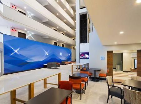 H I Express & Suites San Antonio Medical-Six Flags Exterior photo